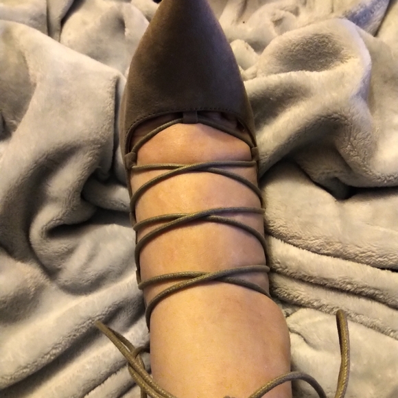 Gray lace-up heels in 7 1/2 - Picture 3 of 5